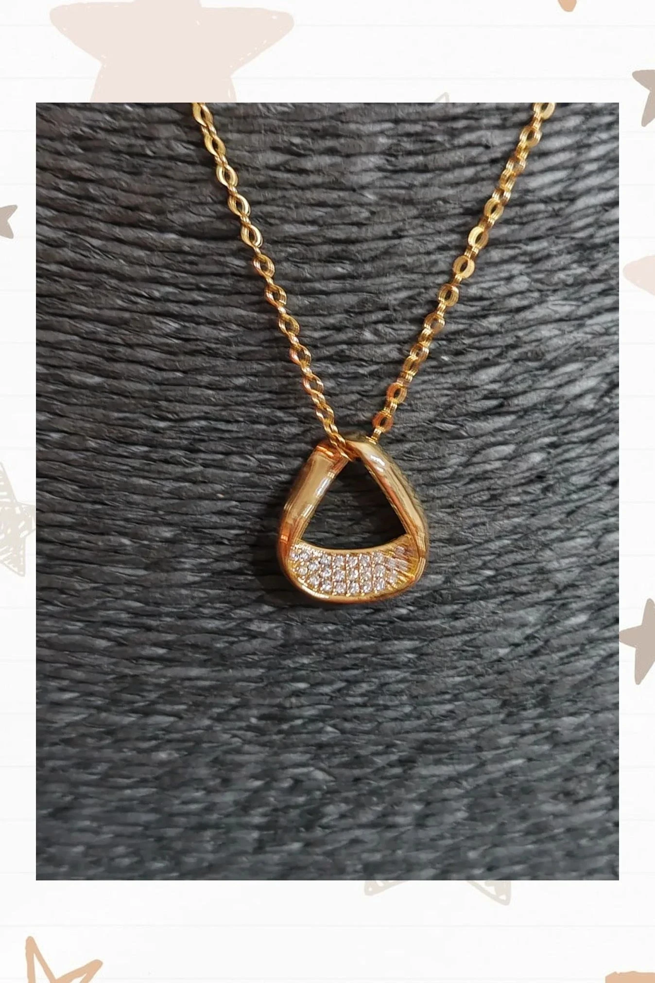 Collar de acero con colgante geométrico